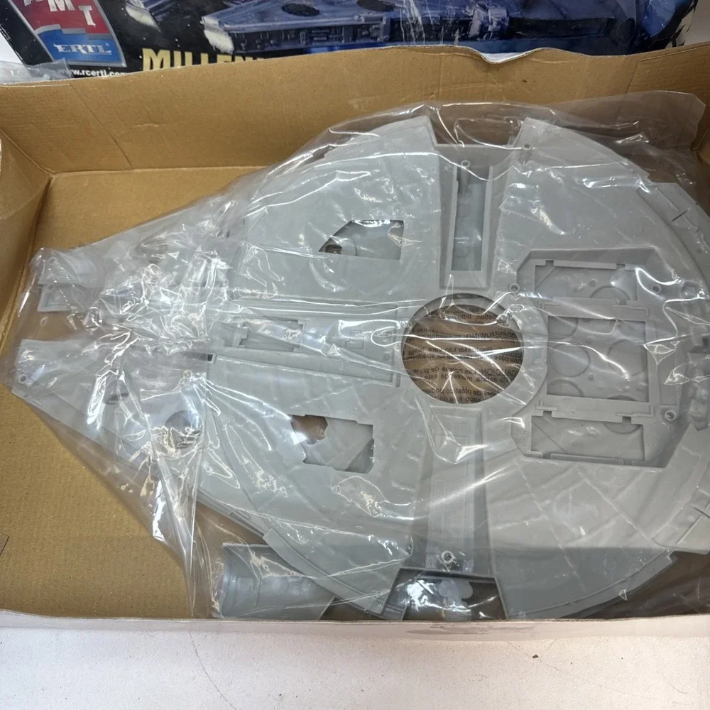 Star Wars Millennium Falcon Model Kit AMT ERTL #38273 Movie Print Open Box (106)